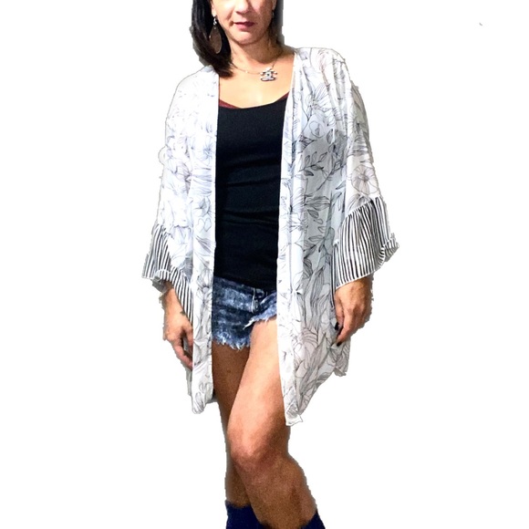 ❤️SOLD❤️NWOT- Modern Bell Sleeve Open Front kimono - Picture 2 of 11